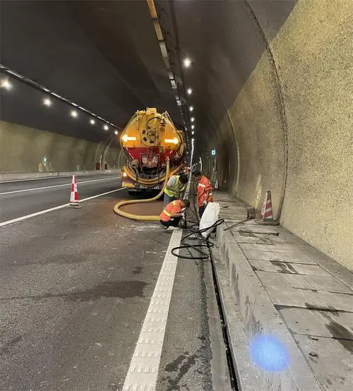 南明隧道排水渠清淤